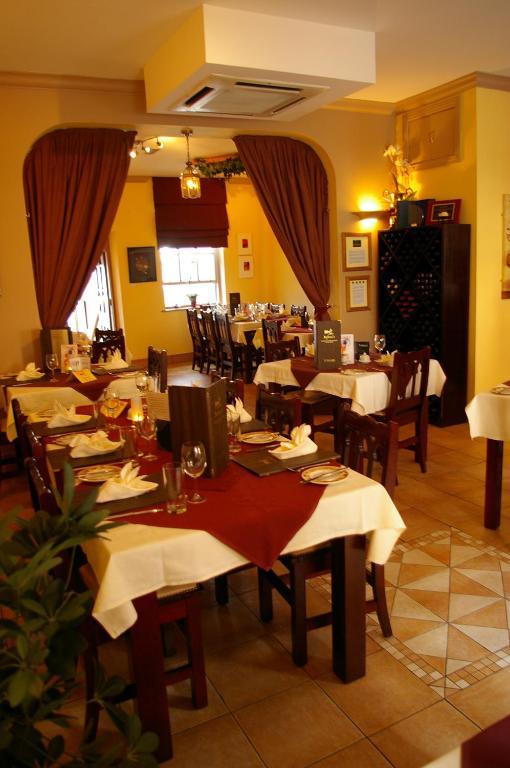 Befani'S Mediterranean Restaurant & Townhouse 클론멜 외부 사진
